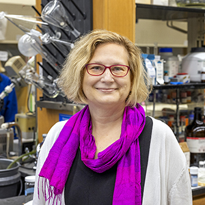 Photo of Linda Shimizu in a laboratory.